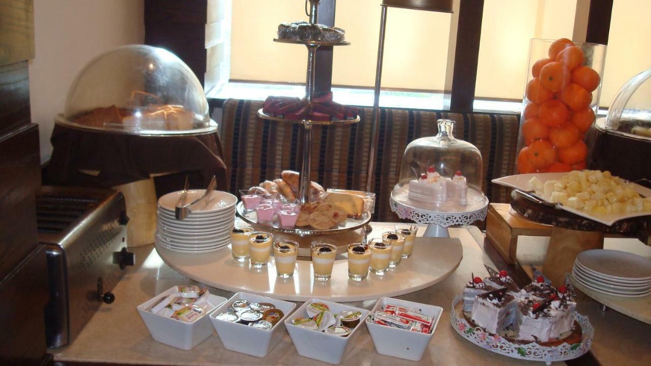 Hotel Royal Cliff Kanpur Eksteriør billede